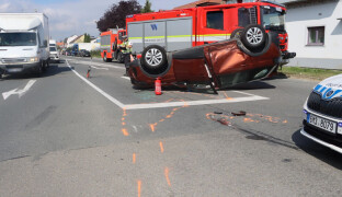 Nehoda na Dolní Novosadské v Olomouci. Peugeot po střetu s Teslou skončil na střeše