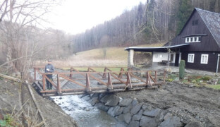 Povodně zanechaly miliardové škody. Lesy ČR opravují cesty a koryta toků