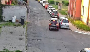 Naboural Mitsubishi a odjel. Policie nyní pátrá po řidiči, který způsobil dopravní nehodu