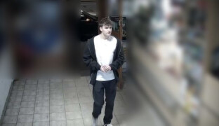 Zloděj peněženky platil cizí kartou. Policie pátrá po muži z fotografií