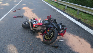 Policie řešila desítky motorkářů, jeden havaroval ve svodidlech