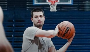 Máme dobrý tým, kombinuje mládí a zkušenost, říká kouč Matt Jones