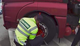VIDEO: 930 tisíc v pokutách. Cesta rumunského kamionu skončila botičkou na Přerovsku