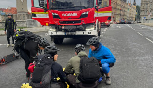 Jednou hasič, vždycky hasič. Koloběžkáře po nehodě zachránili cestou z cyklovýletu