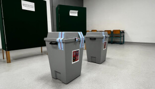 ONLINE: Komise hlásí vysokou volební účast. Volby lákají i provokatéry