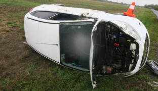 Policisté vyjížděli k nehodě u Říkovic. Auto skončilo na boku, řidič v nemocnici
