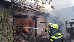 AKTUÁLNĚ: V obci na Olomoucku hoří. Na místě jsou zranění