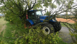 Vyhýbal se autu, skončil ve stromě. Nehoda na Prostějovsku skončila půlmilionovou škodou