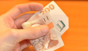 Tankovala za peníze sousedů. Ženě z Jeseníku hrozí pět let vězení