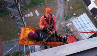 Paraglidista na stromě, dělník na lešení a muž ve studni. Hasiči si prošli akčním výcvikem