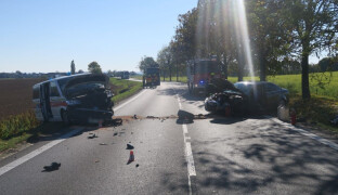 Auto se čelně srazilo se sanitkou. Dva lidi jsou zranění, pacienti vyvázli bez úhony