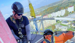 Hasiči-lezci cvičili na přerovském komíně. Během výcviku zároveň pomohli sokolům