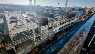 FN už má hotovou polovinu stavby ústředního pavilonu. Otevřít ho chce v roce 2028