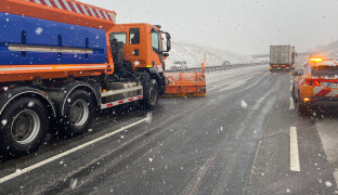 Silničáři spouštějí zimní režim. Poprvé vyjedou s chytrým pluhem z Alp