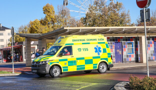 Snad ji nebudete potřebovat, ale je dobré ji umět. Masáž srdce zachraňuje životy