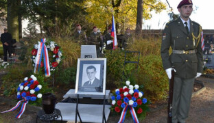 Po 82 letech se hrdina vrátil domů. Ostatky parašutisty Martínka se vrátily do vlasti