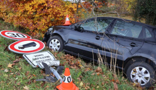 Senior nezvládl zatáčku u Mikulovic. Skončil s vozem v příkopu a poškodil plot