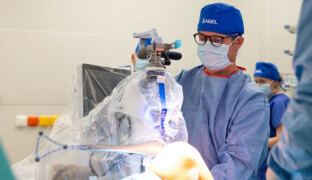 Nemocnice v Prostějově jako první získala robotický systém. Využití najde při operacích kolene