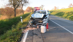 Senior za volantem Seatu narazil do škodovky. Dva lidi skončili v nemocnici