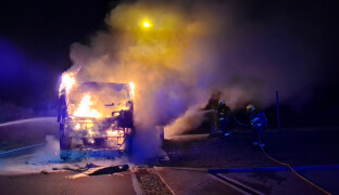 AKTUÁLNĚ: Hasiči krotili plameny hořícího autobusu na Přerovsku. Nikomu se nic nestalo