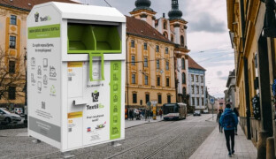 Jsme textilem naprosto zavaleni. Město redukuje kontejnery na textil