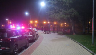 Policie v Přerově pronásledovala zdrogovaného řidiče. Po havárii prchal k rybníku