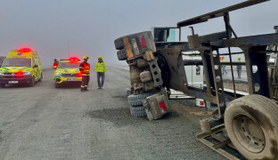 Na stavbě dálnice D55 u Kokor se převrátil kamion. Řidič skončil v nemocnici
