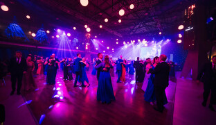 Vytáhněte oblek a připravte šaty. Městský bál nabídne královskou zábavu