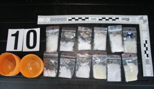 Policisté rozkryli pervitinovou síť. Žena skončila ve vazbě, další tři dopadeni po předávce