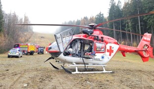 AKTUÁLNĚ: Nehoda vozidla horské služby. Na místě je i vrtulník