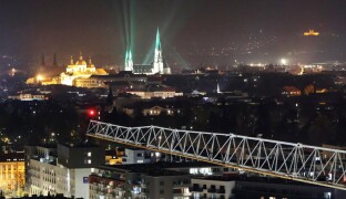 Hasiči cvičili záchranu z jeřábu vysokého pětapadesát metrů