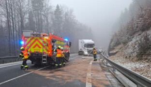 AKTUÁLNĚ: Pod Pradědem boural kamion s osobním autem