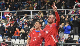Demolice trpaslíka, Andrův stadion reprezentaci svědčil
