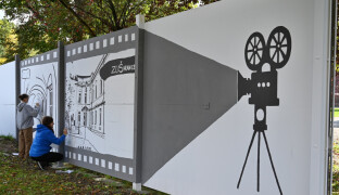 Děti proměnily zeď u letního kina v pás filmových příběhů. Město se pyšní muralem