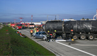 VIDEO: Dálnice D1 jako dějiště cvičení. Hasiči a záchranáři řešili desítky zraněných