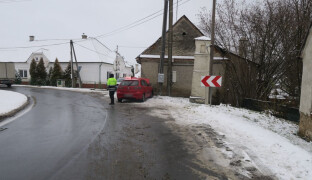 Náhlý smyk skončil tragicky. Na Šumpersku narazil senior do zdi domu.