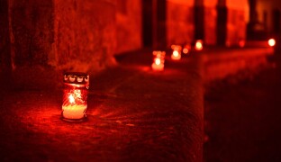 Arcibiskupský palác i Sněženka. Památky budou svítit rudě