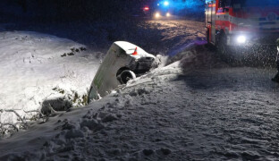 Nezvládl rychlost a skončil v potoce. Řidič z Jesenicka skončil v nemocnici