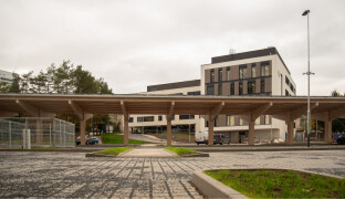 Další investice, další parkoviště. Fakultka nabízí víc než stovku nových míst