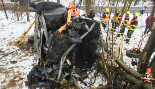 Auto vyletělo ze silnice a narazilo do stromu. Nehoda skončila zraněním řidiče