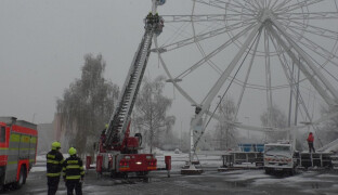 Hasiči v Hranicích si ještě před spuštěním vyhlídkového kola vyzkoušeli evakuaci