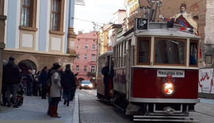 Mikuláš s andělem a čertem jedou tramvají. Jaký mají jízdní řád?