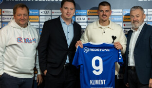 Kliment zůstává. Podepsal novou smlouvu