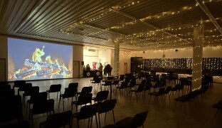 Vánoční pavilon na Floře láká na punč, pohádky i teplo u stolečku. A kino je úplně zdarma