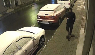 VIDEO: Neznámý vandal posprejoval zeď pivovaru. Policie pátrá po muži z nahrávky