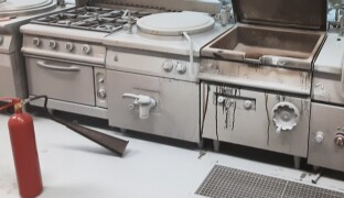 AKTUÁLNĚ: Dvě zraněné a požár v průmyslové kuchyni. Hasiči zasahují v Mohelnici