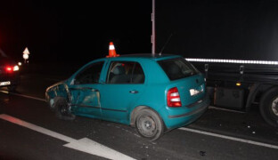 Nedání přednosti skončilo dopravní nehodou. Řidič kamionu zmizel