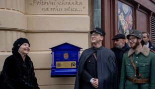 Prostějov má novou historickou schránku. Připomíná slavného rodáka