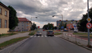 Dvě nehody na přechodech za dva týdny. Tatínek s dítětem skončil v nemocnici