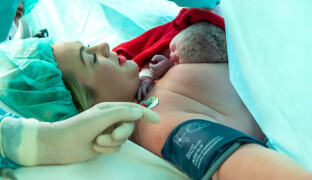 Bez odloučení hned po porodu. Olomouc umožňuje kontakt s dítětem i po císaři